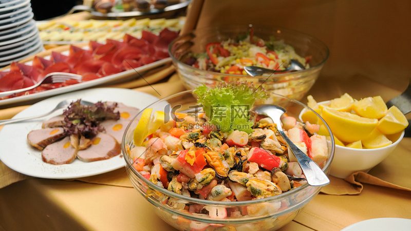 零食批发：厂家直销与代工生产的区别解析
