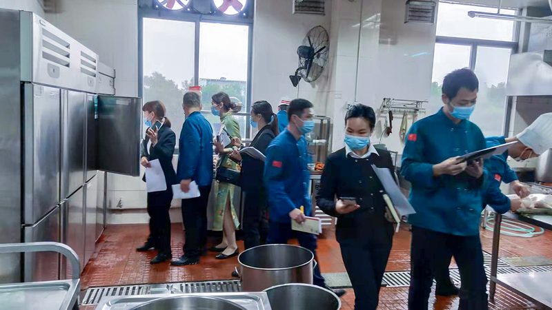 在选购休闲零食时，还要关注其生产标准。以下是一些重要的生产标准：